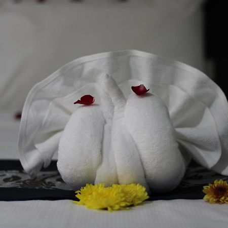 Chana Hotel Phuket Buitenkant foto