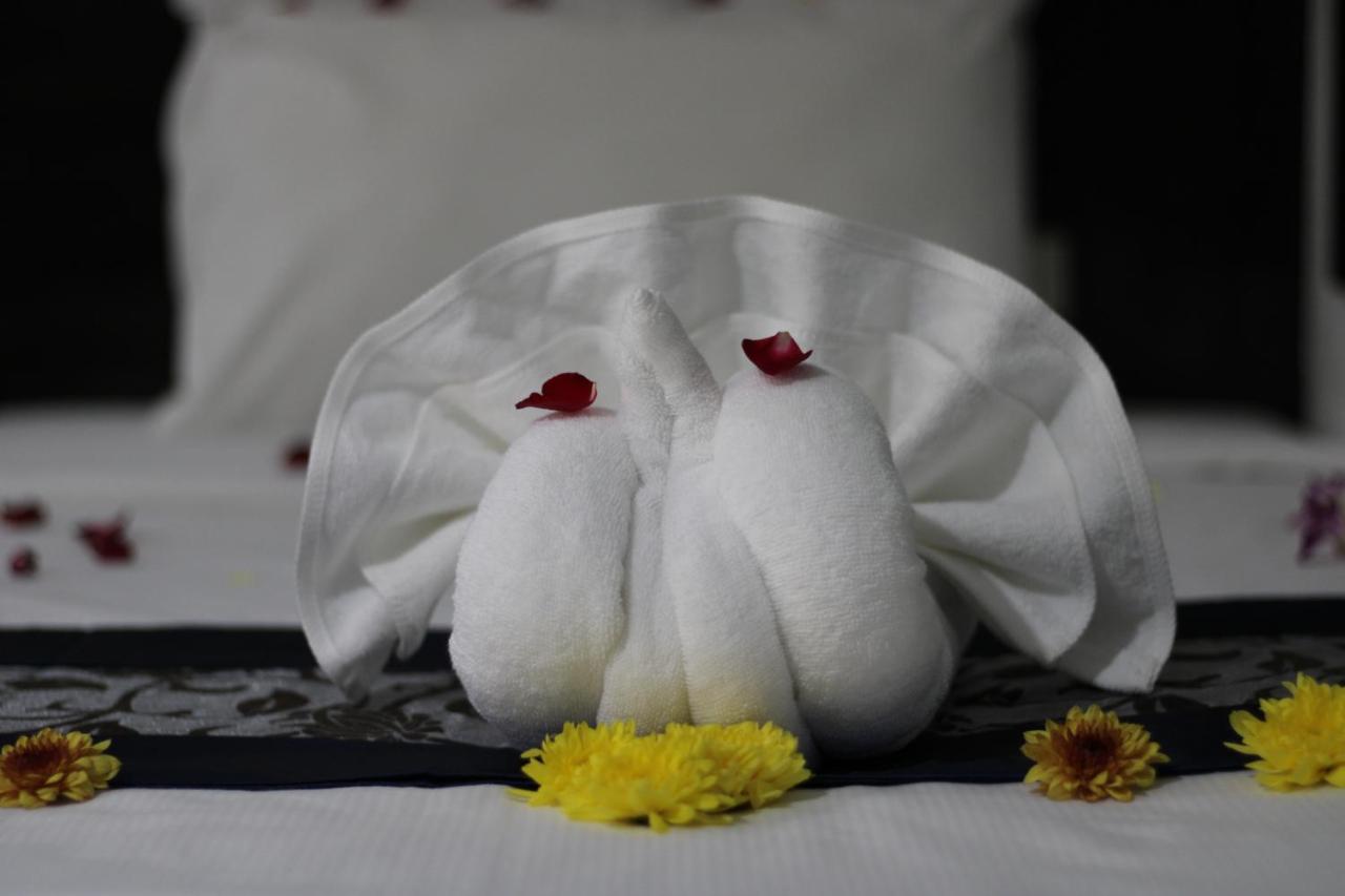 Chana Hotel Phuket Buitenkant foto