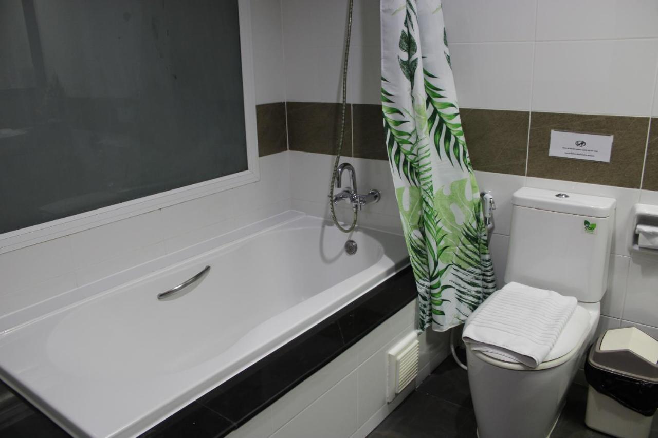 Chana Hotel Phuket Buitenkant foto