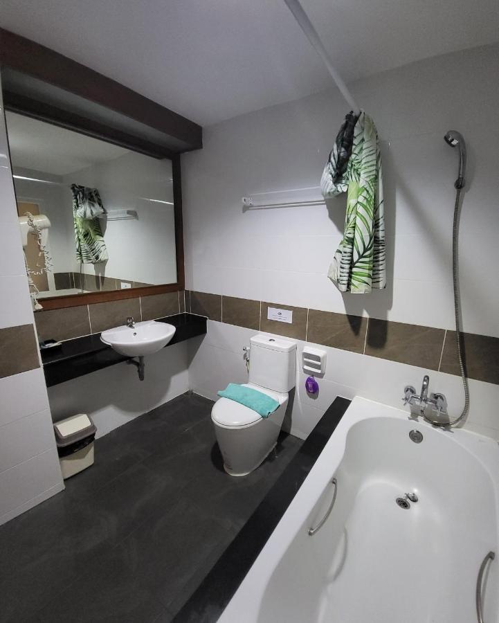 Chana Hotel Phuket Buitenkant foto