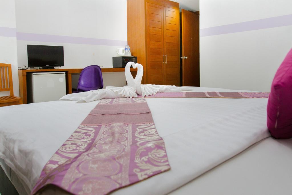 Chana Hotel Phuket Buitenkant foto