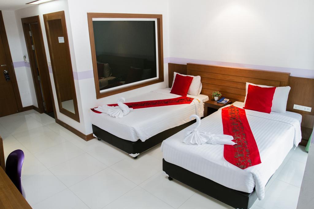 Chana Hotel Phuket Buitenkant foto