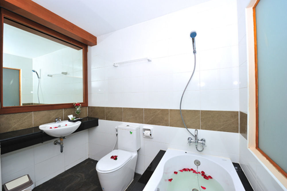 Chana Hotel Phuket Buitenkant foto
