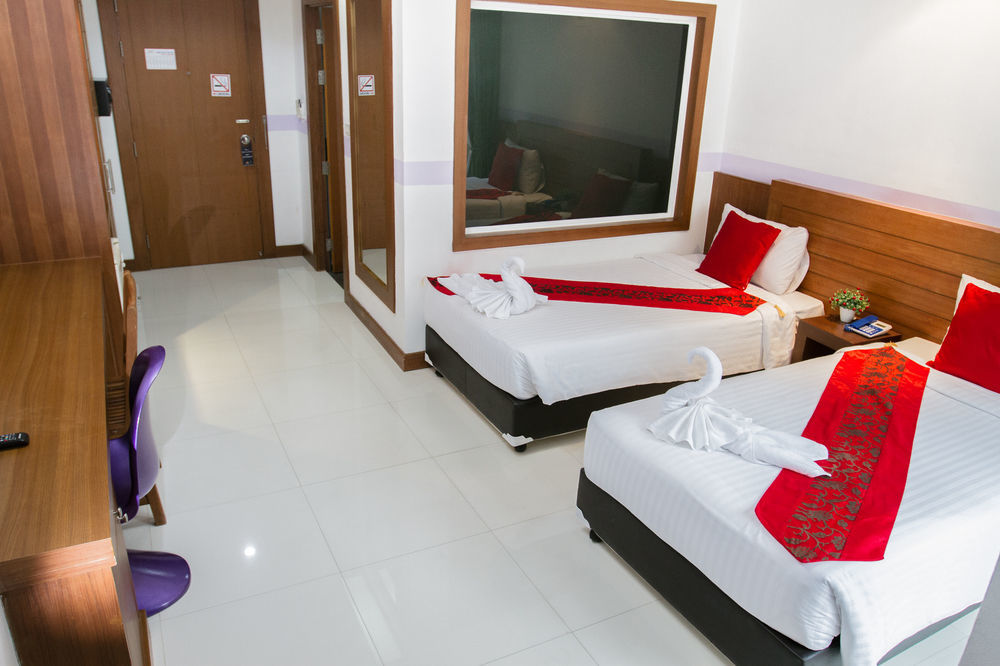 Chana Hotel Phuket Buitenkant foto