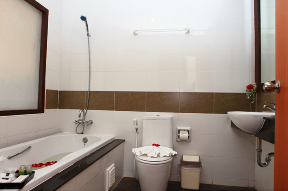 Chana Hotel Phuket Buitenkant foto
